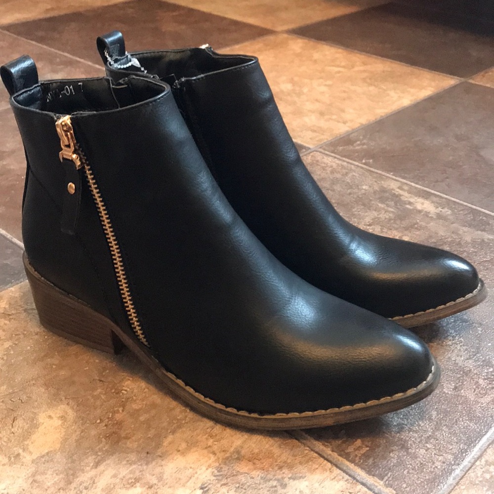 Reneeze black booties never worn!